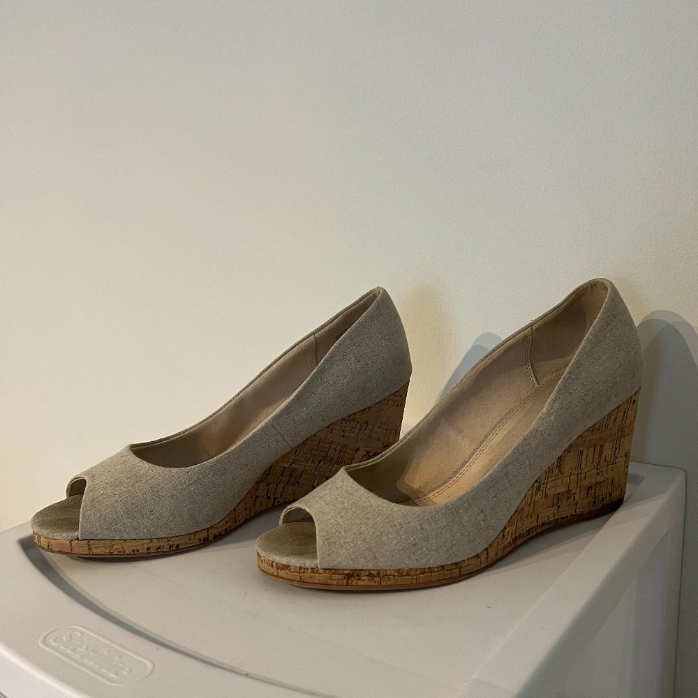 Kelly and Katie open toed wedges, size 9, beige